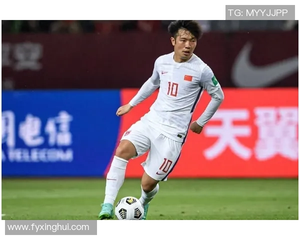 足球明星的染色鸡冠头引发时尚潮流与球迷热议